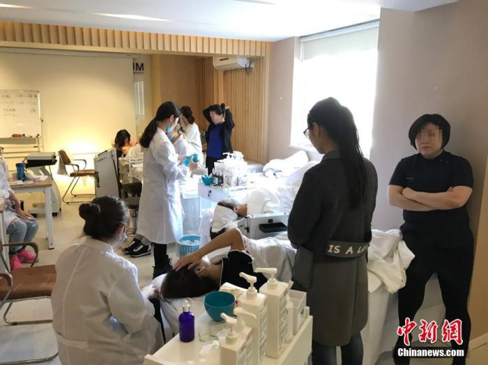 资料图：遂昌警方联合当地市场监督管理局，在当地某宾馆当场查获以注射微整形方式涉嫌销售假药的犯罪嫌疑人苏某某，并当场扣押肉毒素8只、玻尿酸2盒。王一彬/摄